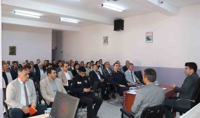 Selendi Kaymakamı Okumuş muhtarlarla bir araya geldi