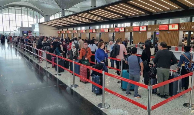 Tatilin ikinci gününde de İstanbul Havalimanı'nda yoğunluk sürüyor