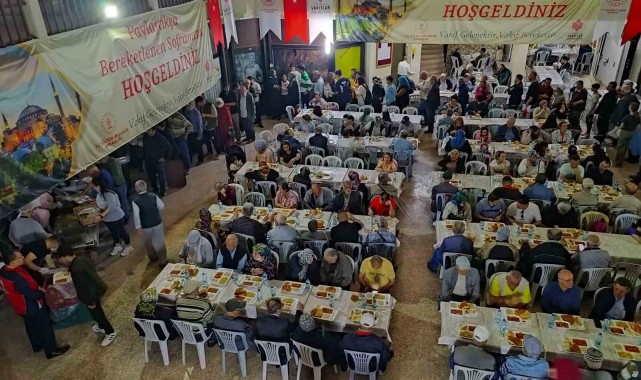 Türkoğlu ve Can iftarını vatandaşlarla açtı