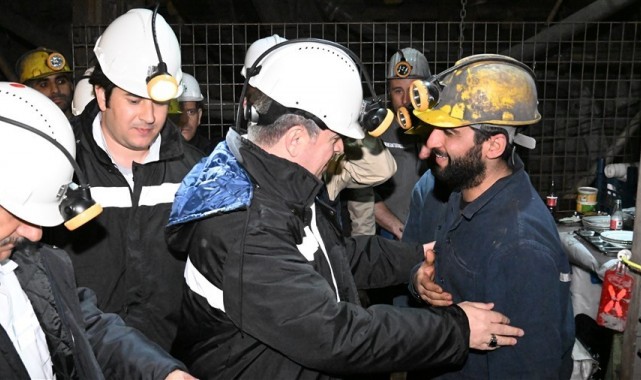 Vali Ünlü, yerin metrelerce altında madencilerle iftar yaptı