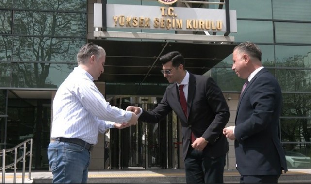 YSK'da gelişmeleri takip eden basın mensuplarına bayramda şekerli kutlama