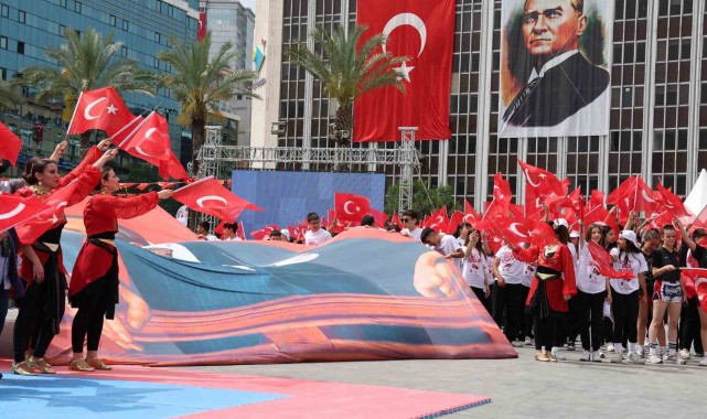19 Mayıs İzmir'de coşkuyla kutlandı