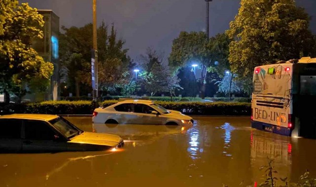 Ankara'da sağanak yağmur nedeniyle ev ve iş yerlerini su bastı, araçlar mahsur kaldı