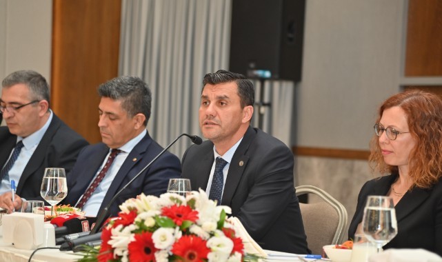 Başkan Zeyrek, Büyükşehir'de A Takımını tanıttı 