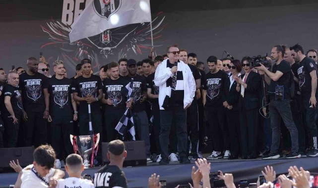 Beşiktaş, kupa şampiyonluğunu taraftarıyla kutladı