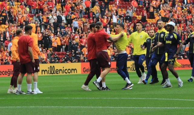 Derbi başlamadan saha karıştı