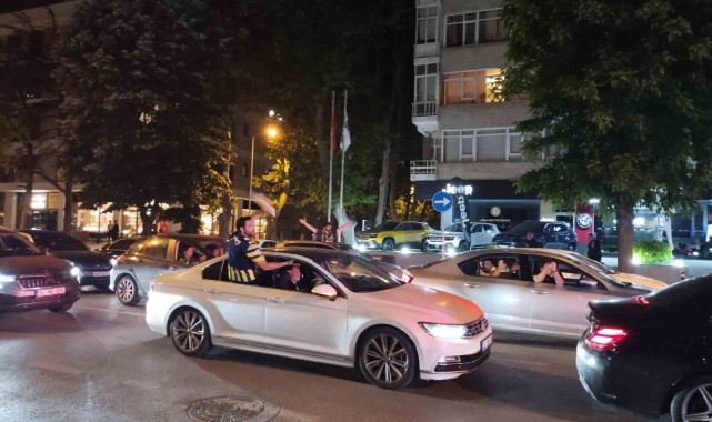 Derbi galibiyetini taraftarlar Bağdat Caddesi'nde kutladı