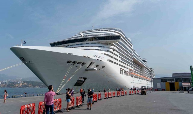 Dev kruvaziyerle İzmir'e 3 bin 641 turist geldi