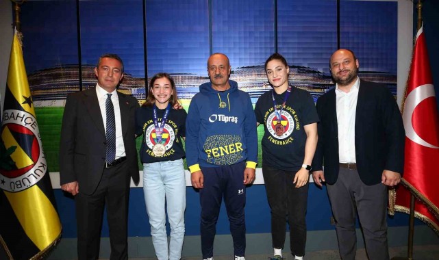 Fenerbahçe Başkanı Ali Koç, şampiyon boksörlerle bir araya geldi