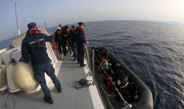 İzmir açıklarında 30 düzensiz göçmen yakalandı, 25'i çocuk 58 göçmen kurtarıldı