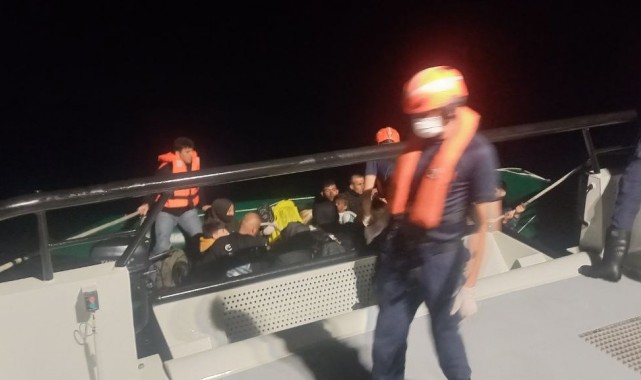 İzmir açıklarında canpazarı: 14'ü çocuk 29 göçmen yakalandı!