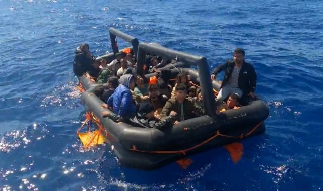 İzmir açıklarında canpazarı: 60 düzensiz göçmen kurtarıldı!
