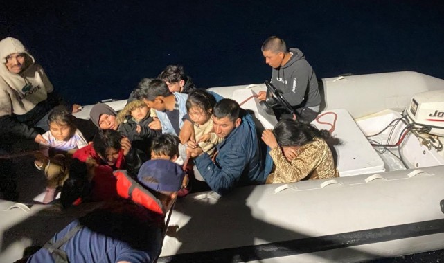 İzmir sularından, 24'ü çocuk 49 göçmen karaya çıkartıldı