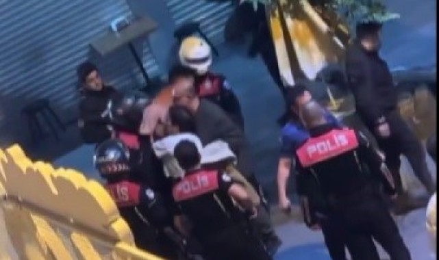 Kavgaya müdahale eden polislere saldıran şahıs kamerada