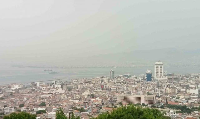 İzmir'de toz taşınımlı hava etkili oldu, araçlara çamur yağdı