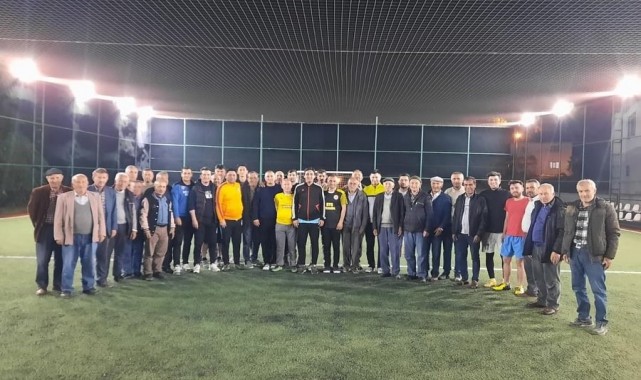 Manisa'da mahalle halkı çağırdı başkan halı saha maçına çıktı