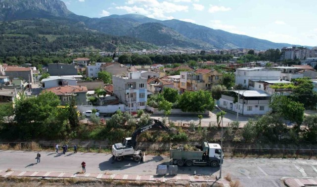 Manisa'daki 17 kilometrelik sulama kanalı temizleniyor