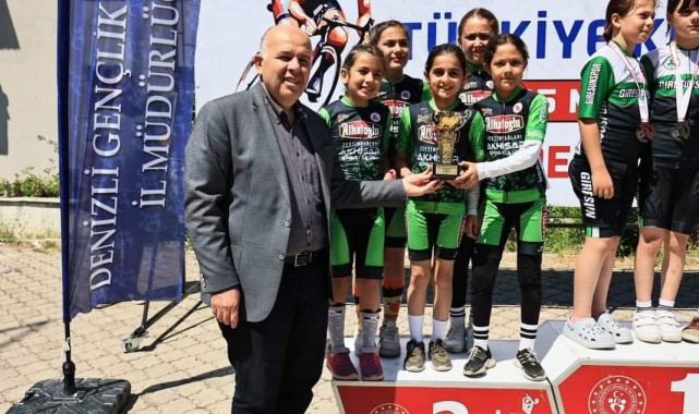 Manisalı minik bisikletçiler takım halinde ikinci oldu