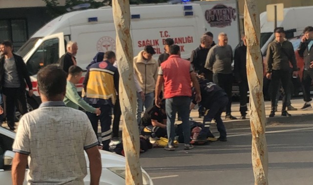 Motosiklet yayalara çarptı: 2 yaralı