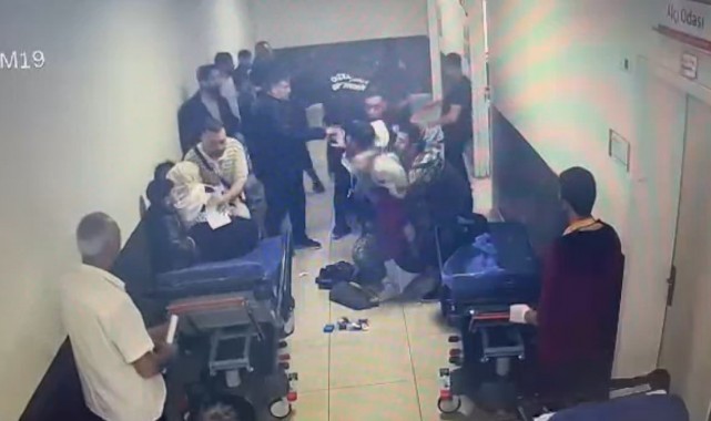 Sedyeden kalktı, doktora saldırdı