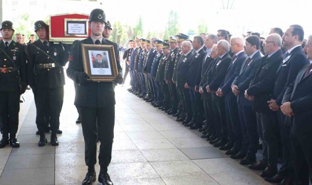 Şehit Astsubay Kıdemli Çavuş Ata Göçmen son yolculuğuna uğurlandı