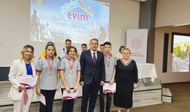 Şehit Esin Akay Ortaokulu Manisa üçüncüsü oldu