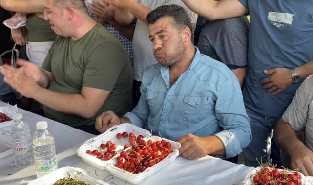10 dakikada 2 kilo 452 gram kiraz yiyerek altın kazandı