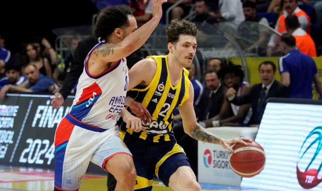 A. Efes, final serisinde durumu 2-1'e getirdi