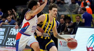 A. Efes, final serisinde durumu 2-1'e getirdi