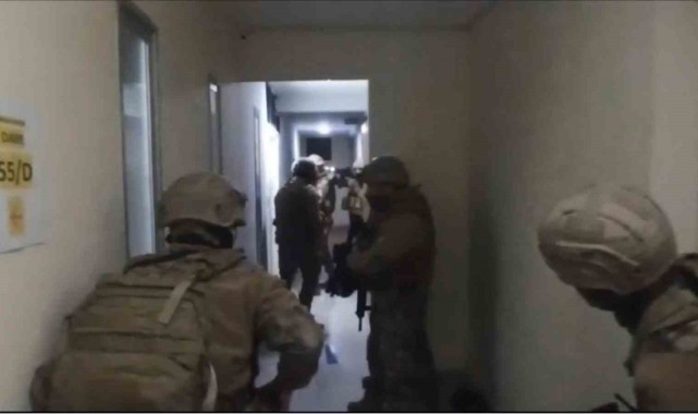  "Anucur" çetesine "Şehit Hakan Telli" operasyonu kamerada: Uzi, balistik yelek, kar maskeleri bulundu