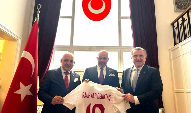 Bakan Bak ve TFF Başkanı Büyükekşi, Varşova Büyükelçiliği'nde ağırlandı