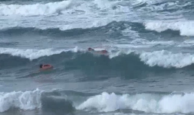 Boğulmak üzere olan kadını vatandaşlar kurtardı