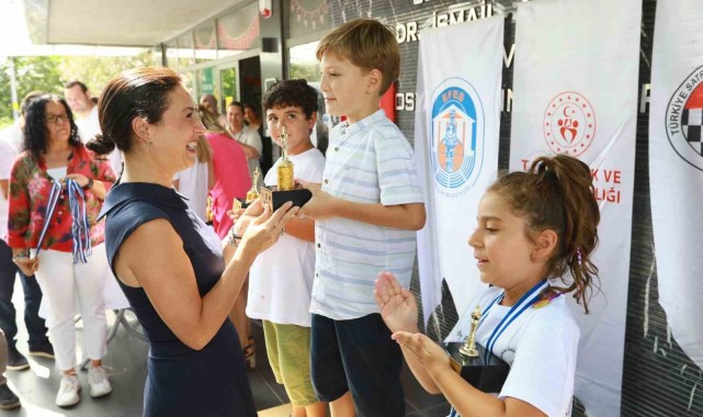 'Efes'in Çocukları Satranç Turnuvası' şampiyonlarına madalyaları verildi