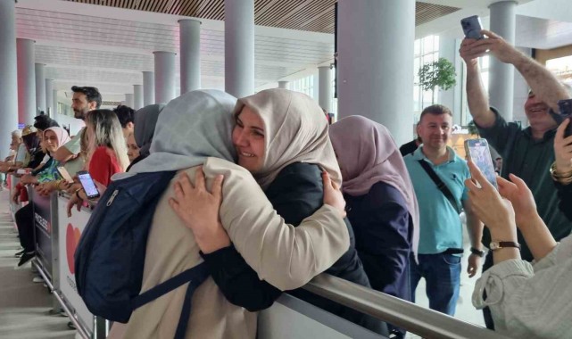 Hac ibadetini tamamlayan hacılar kutsal topraklardan yurda dönüş yaptı