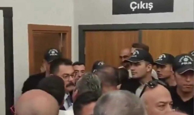 İzmir Büyükşehir Belediyesi memurlarının TİS eyleminde gerginlik