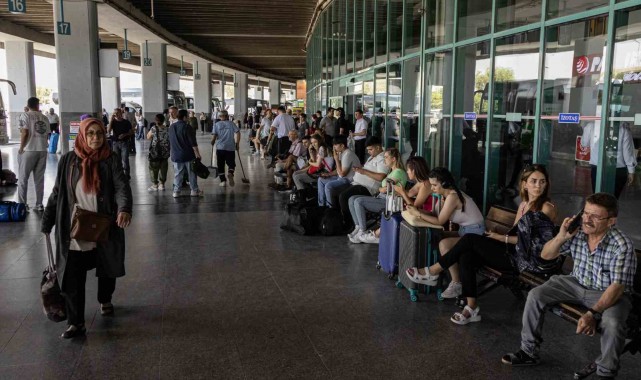 İzmir Otogarı'nda biletler tükendi, günde bine yakın araç çıkış yapıyor