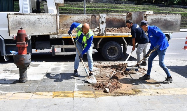 İzmir'de kaldırımlar yenileniyor