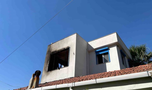 İzmir'deki orman yangınında alevlerin evlere yaklaştığı anlar kamerada