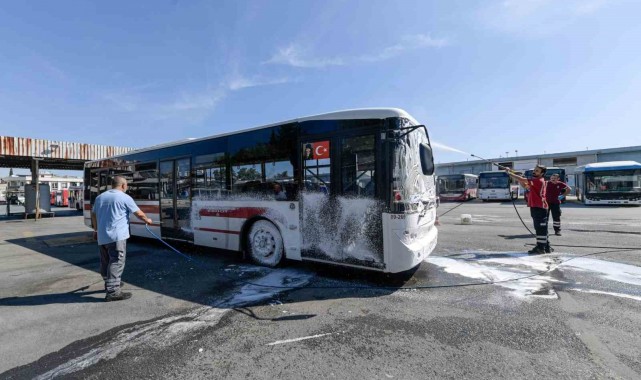 İzmir'in toplu ulaşım araçlarında temizlik çalışmaları