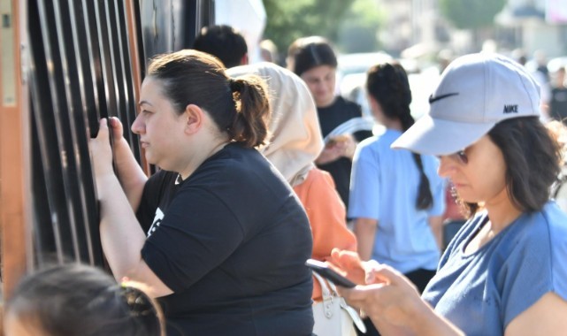 Manisa'da binlerce öğrenci LGS için okullara koştu