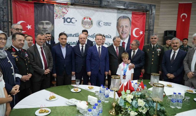 Manisa protokolü bayramlaştı