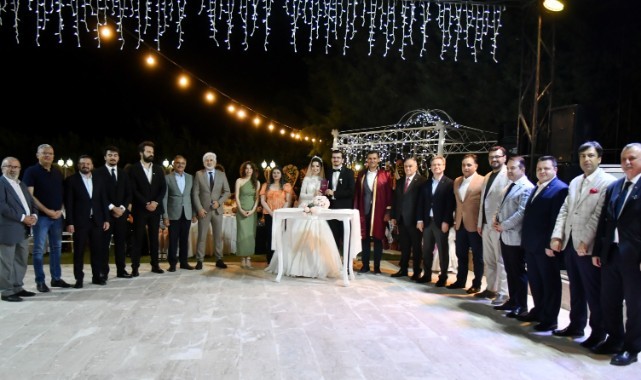 Manisa siyasetini buluşturan düğün