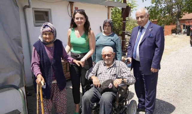Manisa'da yaşlı adam akülü aracına kavuştu