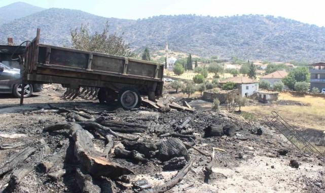 Manisa'daki yangının bilançosu: 4 ev, 1 ağıl, 2 motosiklet, 1 traktör, 1 iş makinesi kül oldu
