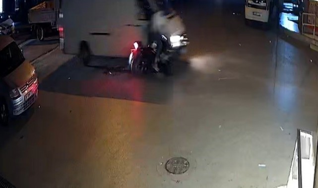 Motosiklet ile hafif ticari aracın çarpıştığı feci kaza kamerada