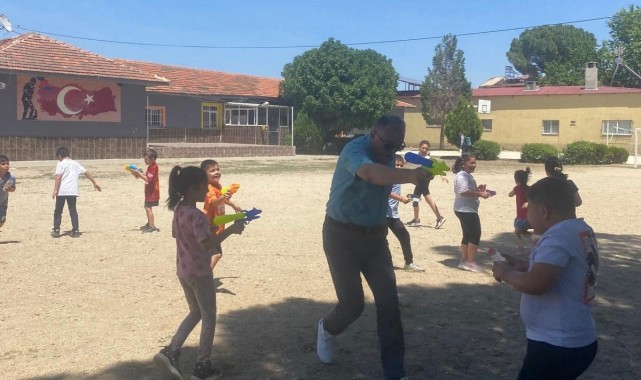 Sıcaktan bunalan öğrenciler hem eğlendi hem de serinledi