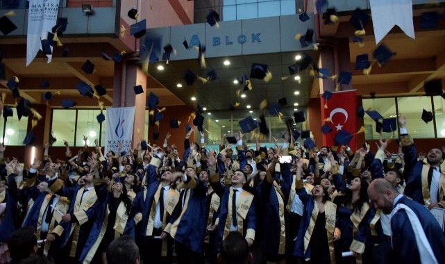 Turgutlu'daki üniversite öğrencileri, mezuniyet töreninde Filistin'e destek pankartı açtı