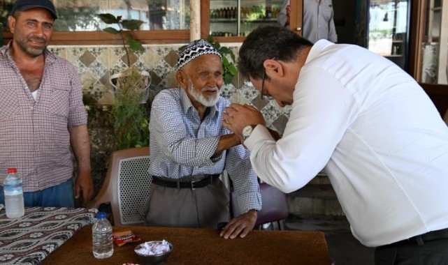Vali Ünlü, 110 yaşındaki Ahmet Amca’nın çay davetini kırmadı