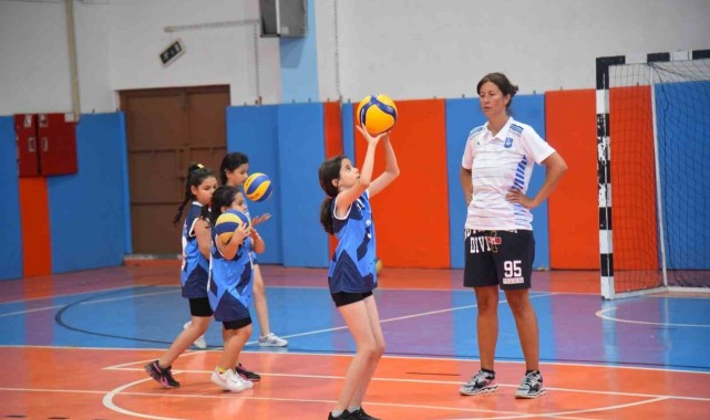 Yaz spor okulu voleybol kursları ilgi görüyor