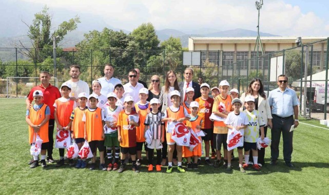 Başkan Durbay yaz futbol kursunda genç yeteneklerle buluştu